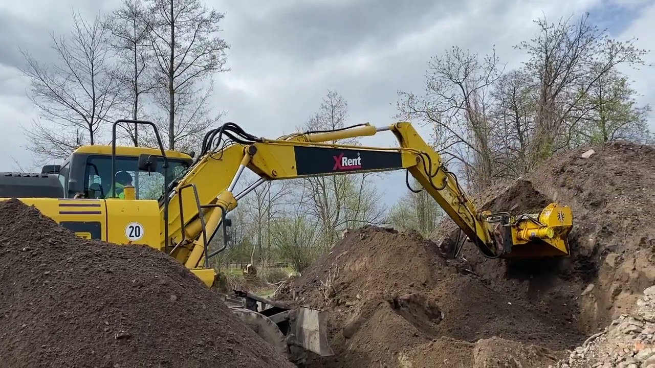 Łyżka przesiewająca GYRU - STAR 4-150 HDX + koparka kołowa. Przesiewanie torfu, mokrego materiału.