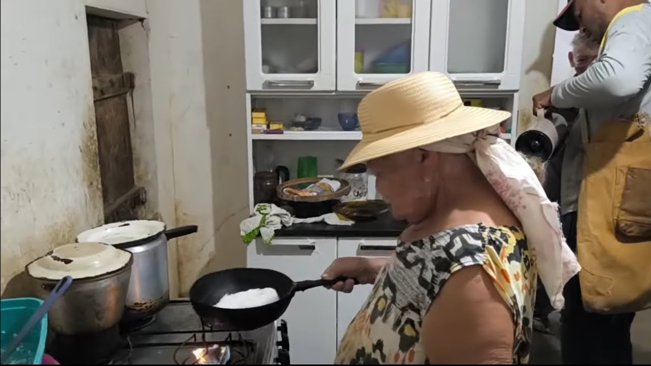 Dona Alzira faz a melhor tapioca do sertão pernambucano.