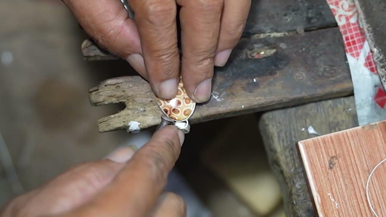 Schmuck mit Edelsteinen aus Indonesien