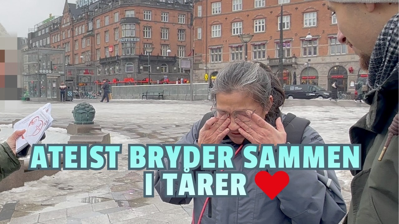 Folk Bliver Bedt For På Rådhuspladsen