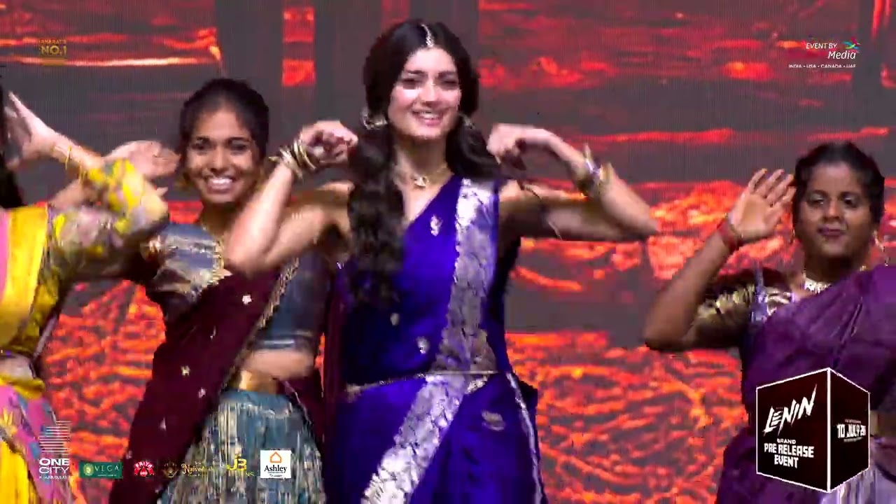 Bhagyashri Borse Beautiful Dance at Lenin Grand Pre-Release Event | Akhil Akkineni | Shreyas Media