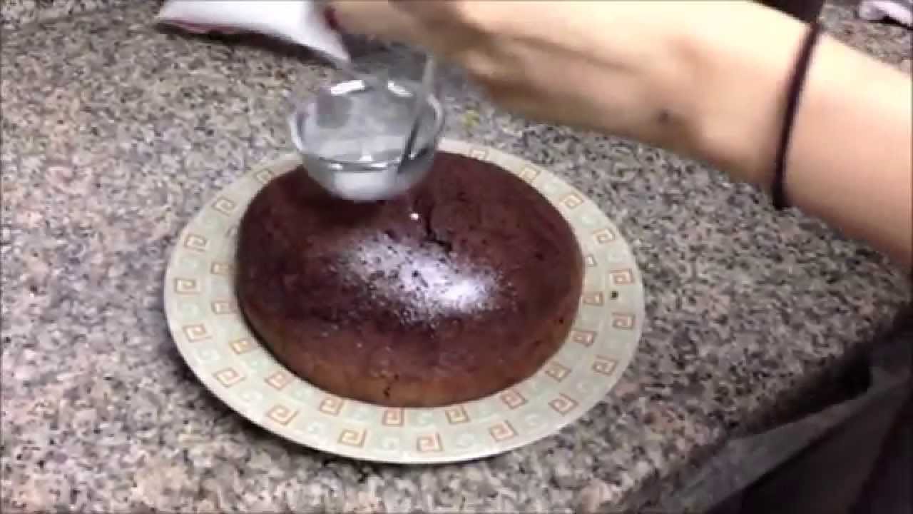Pastel de chocolate en una arrocera