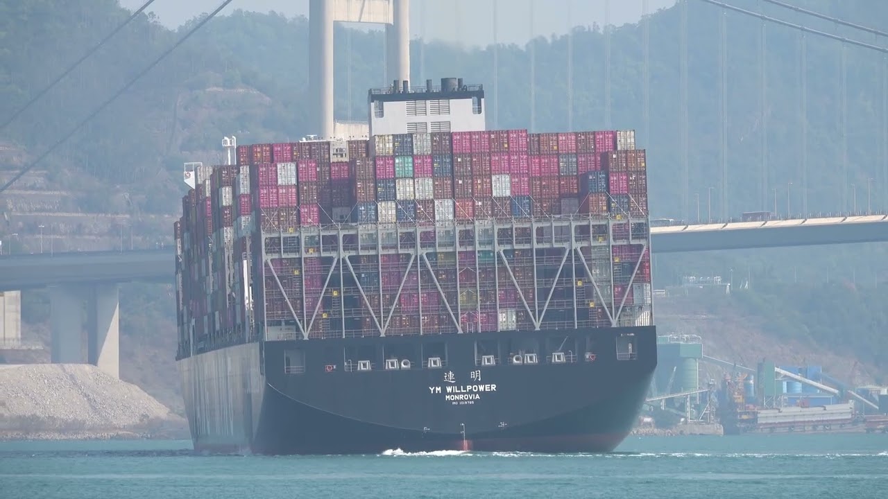 Container Ship LNG POWERED《連明 YM WILLPOWER》Crossing the Tsing Ma Bridge in HK 202602221_C0018