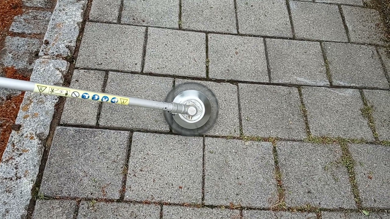 Mit der Motorsense + Unkrautb&uuml;rste Moos und Unkraut ohne Chemie super leicht entfernen.