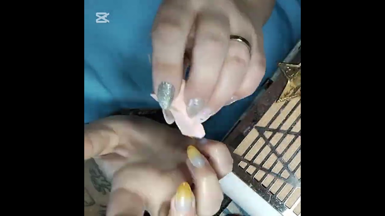 Kapping y diseño floral #arteenuñas #nails #uñasentendencia 