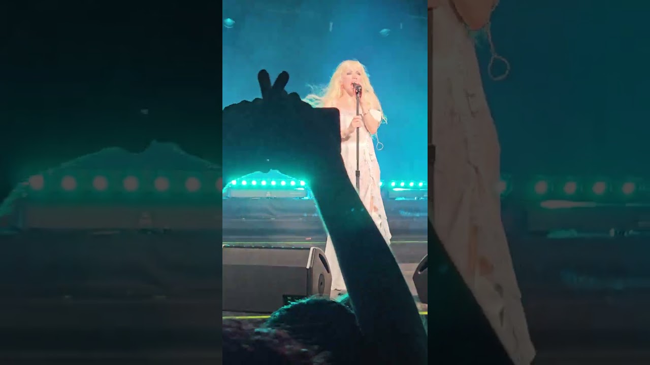 Carly Rae Jepsen - Bad Thing Twice (Live in Rio)