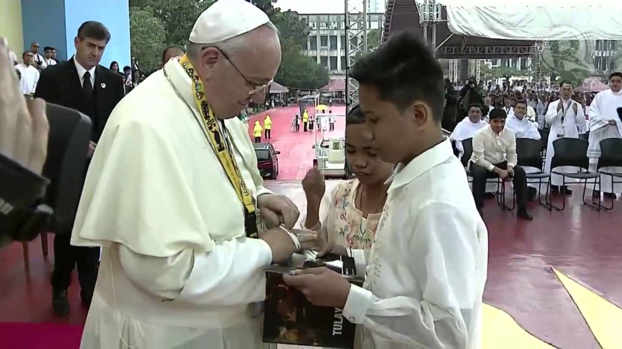 Pope Francis' emotional encounter with Tulay ng Kabataan kids