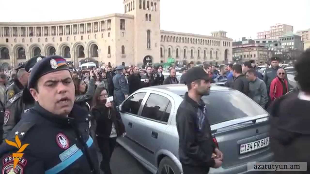 «Շնաձկներին թողել, ընկել են շերեփուկների հետեւից». Տաքսիստները փակել են Հանրապետության հրապարակը