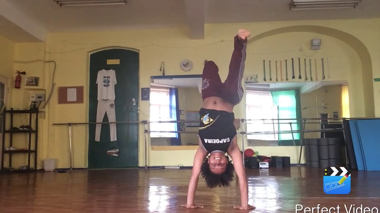 Handstand exercises from Instrutora Alina. Cord&atilde;o de Ouro capoeira.