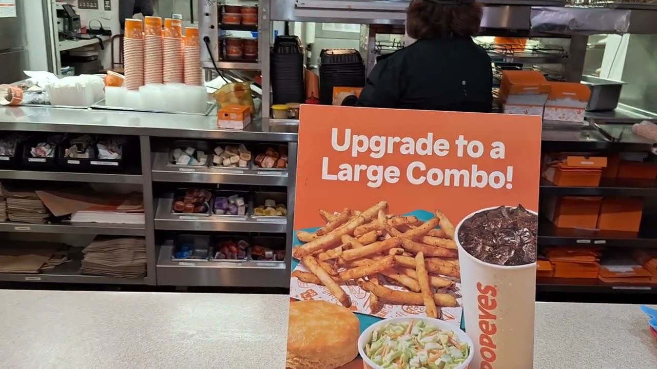 Кафе Louisiana Kitchen- POPEYES  дети выбрали, вот так выглядит внутри, пахнет приятно, частенько 😉