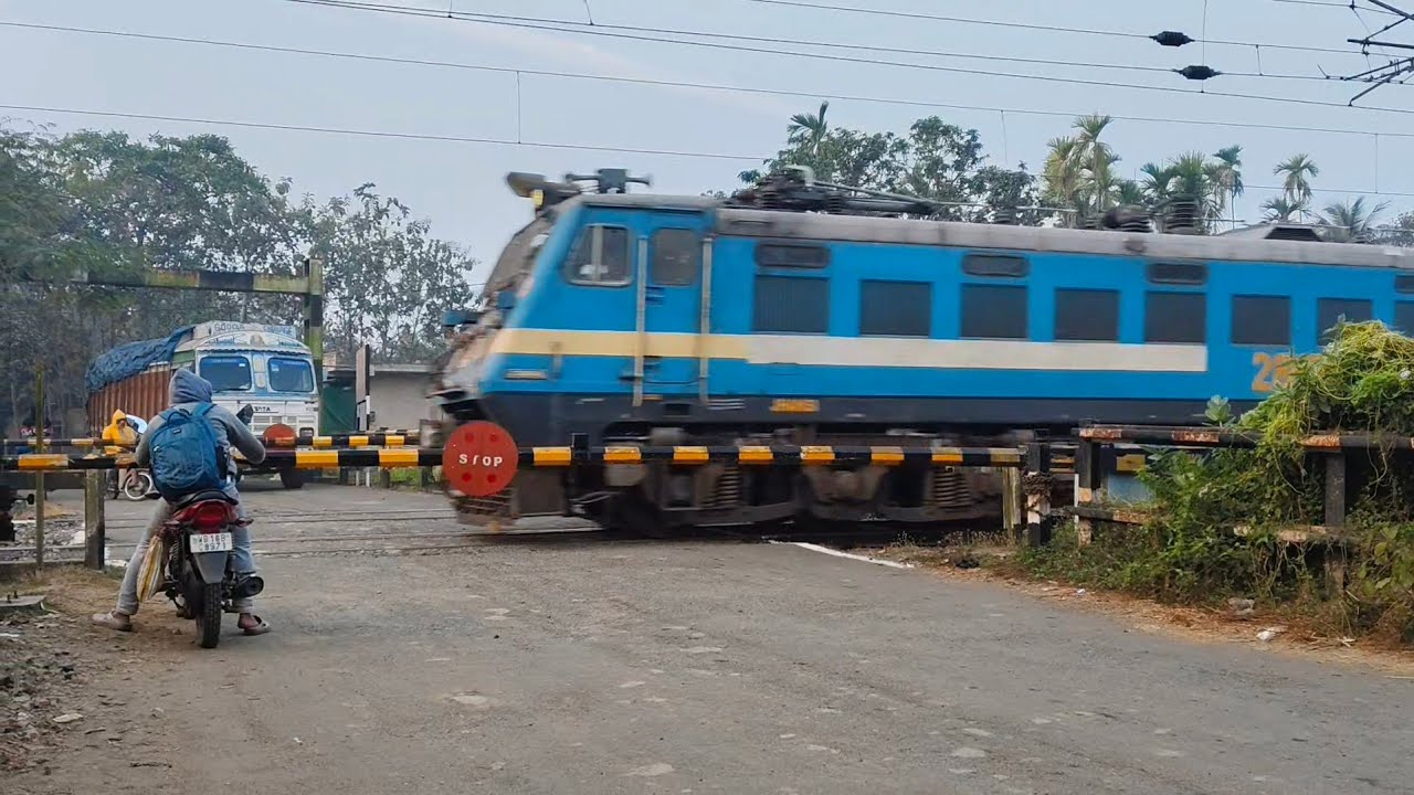 ইঞ্জিন, স্লিপার বন্দে ভারত ও লোকাল ট্রেন বলাগড় রেলগেট ট্রেন ট্রেন।