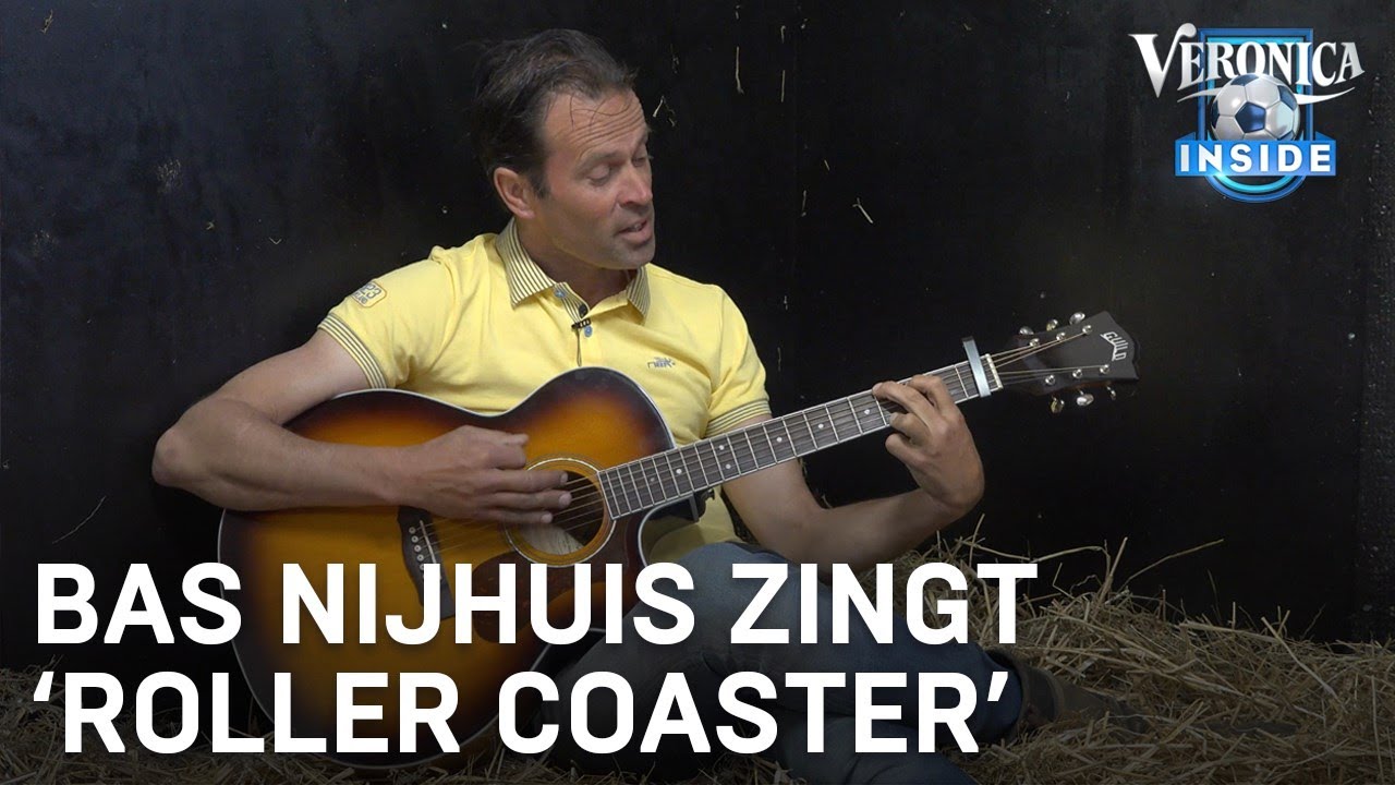 Scheidsrechter Bas Nijhuis toont verborgen talent en zingt 'Roller Coaster'