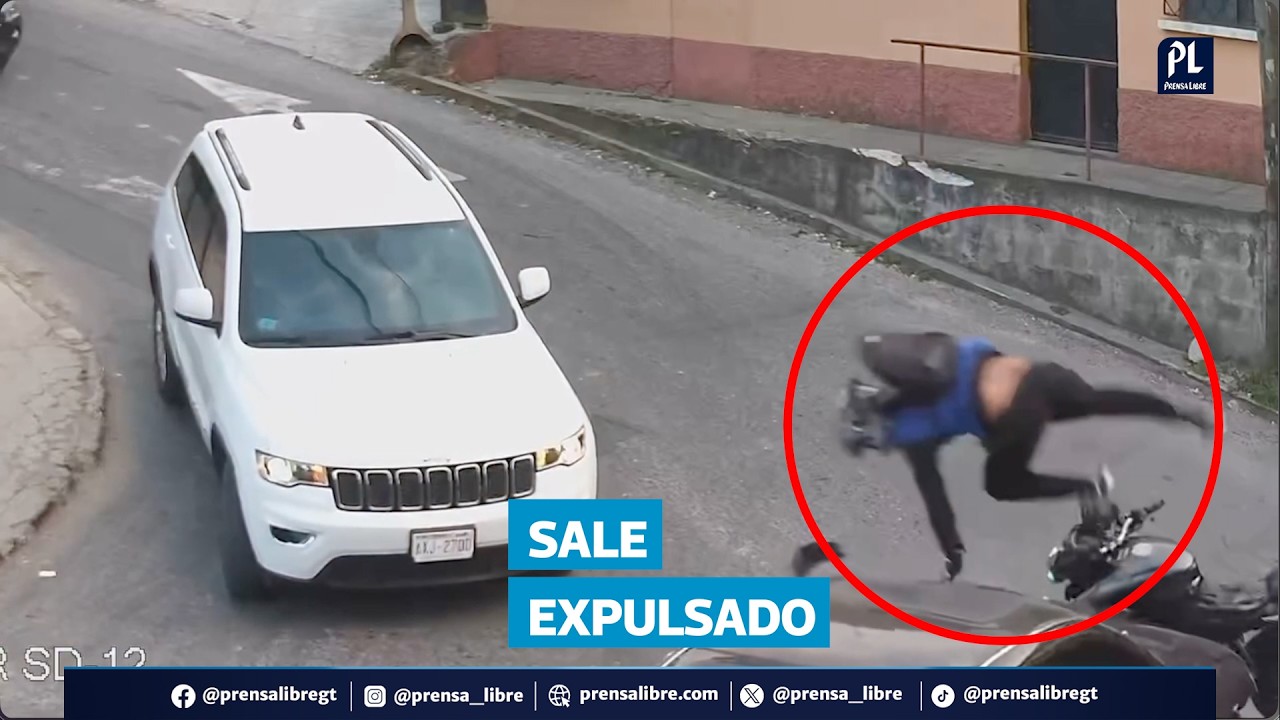 Fuerte choque en Santa Catarina Pinula deja a motorista expulsado frente a cementerio