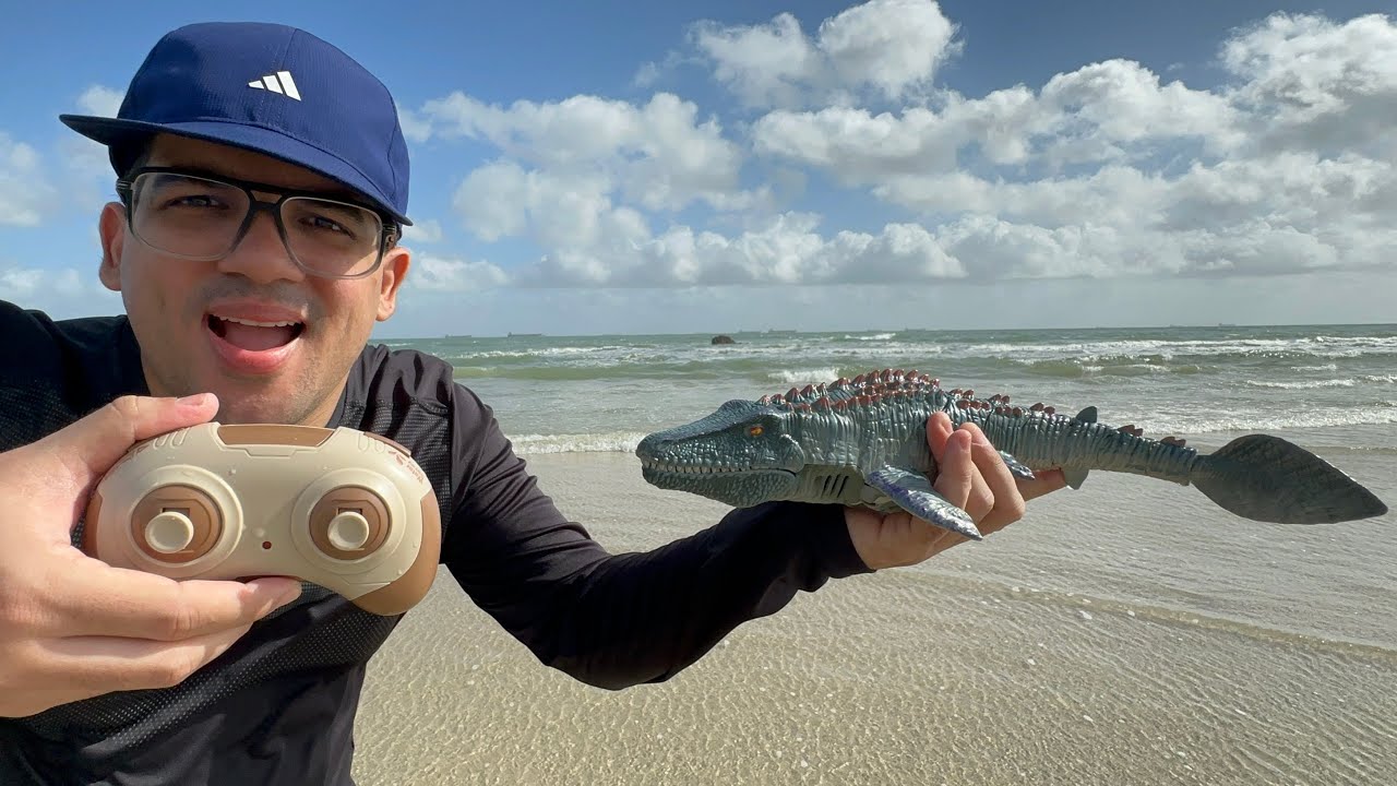 COLOQUEI O MOSASSAURO DE CONTROLE REMOTO NA PRAIA!