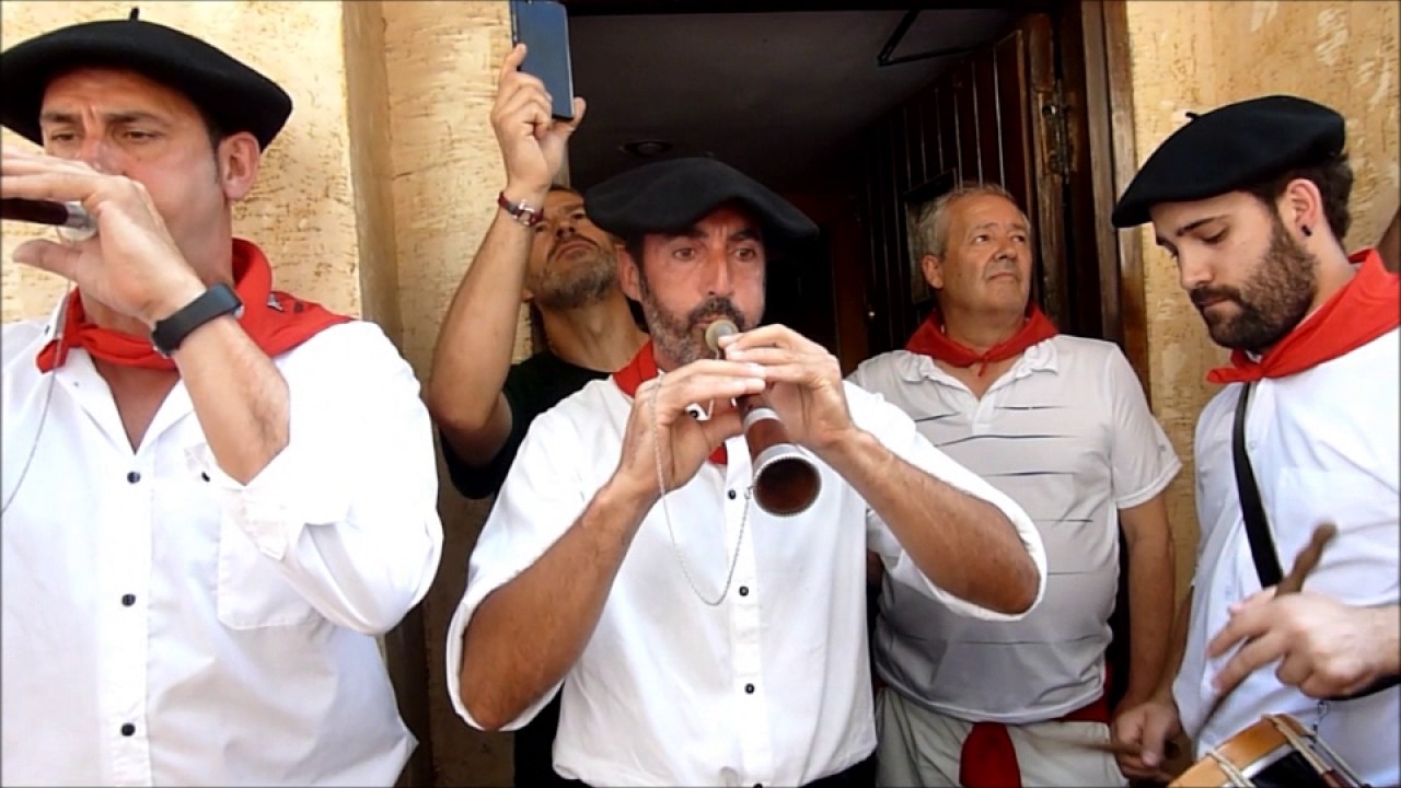 GAITEROS AIZALDI TOCANDO VALSES A LOS GIGANTES DE PAMPLONA EL DÍA 08.07-2017