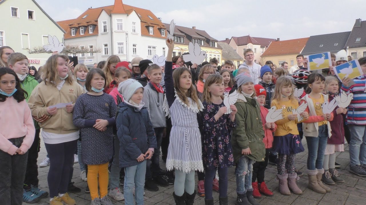 Elsterwerda: Friedenssingen gegen den Krieg in der Ukraine - LAUSITZWELLE
