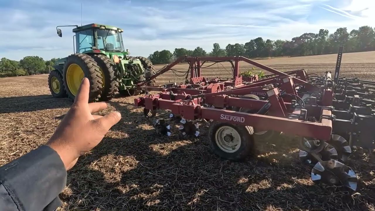 Сломанный трактор JOHN DEERE