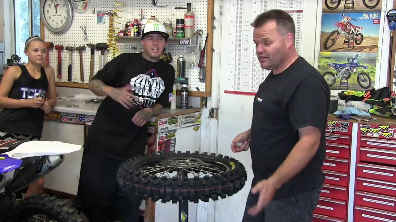 Changing rear MX 3S Dunlop with Jeremy 