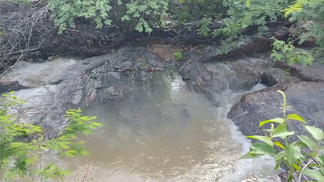 Mostrando o riacho,depois de mais uma chuva