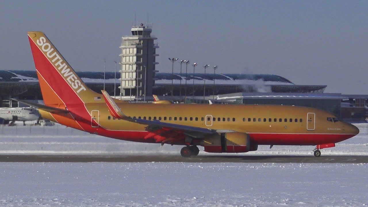 (4K) COLD Close-Up Plane Spotting at Grand Rapids Airport