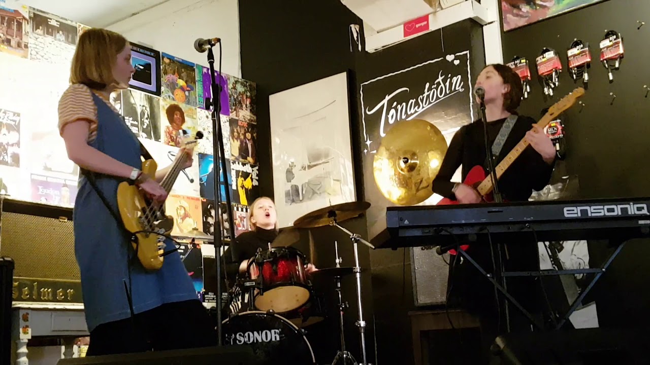 GR&Oacute;A - Downward Dog [Live at Lucky Records, Reykjavik 05.11.2017]