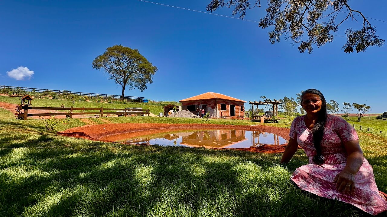 Nosso rancho já começou a pegar forma já cobrimos a casa 🏡 e enchemos a represa…