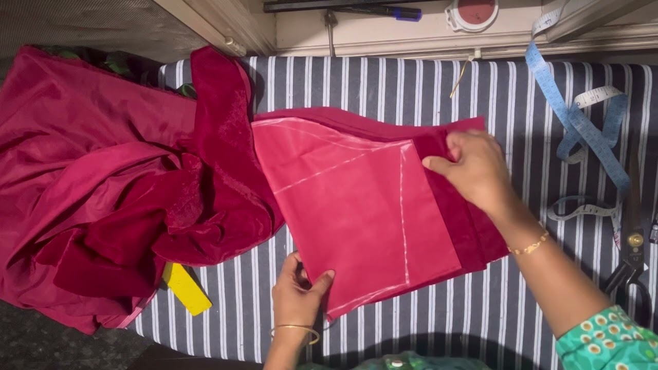 ನನ್ನ ಅಳತೆ ಗೆ ವೇಲ್ವೆಟ್  ಬಟ್ಟೆ ಯನ್ನು ಯಾವ ರೀತಿ ಪರ್ಫೆಕ್ಟ್ ಆಗಿ ಕಟಿಂಗ್  ಮಾಡಿದ್ದೇನೆ ನೋಡಿ