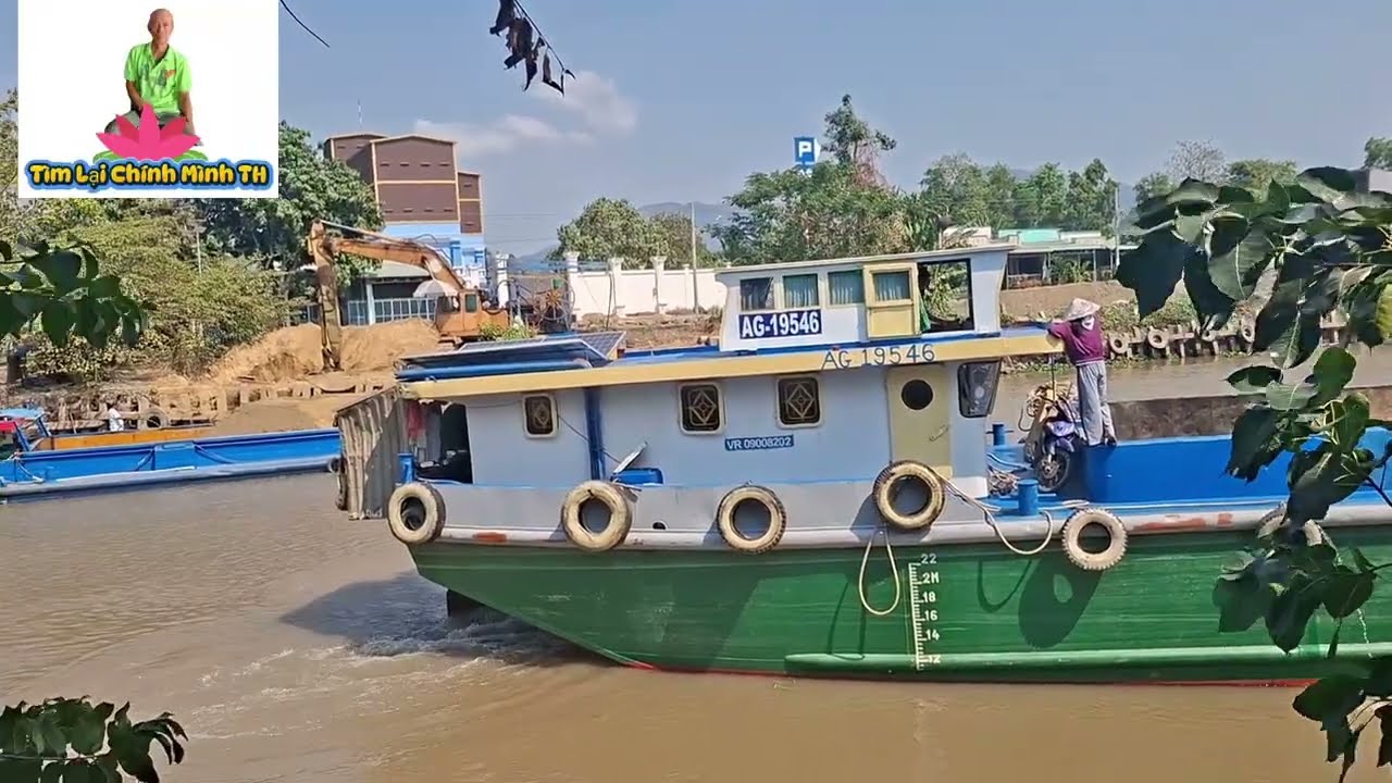 cảnh xà lan de lai cập bến xuống đất