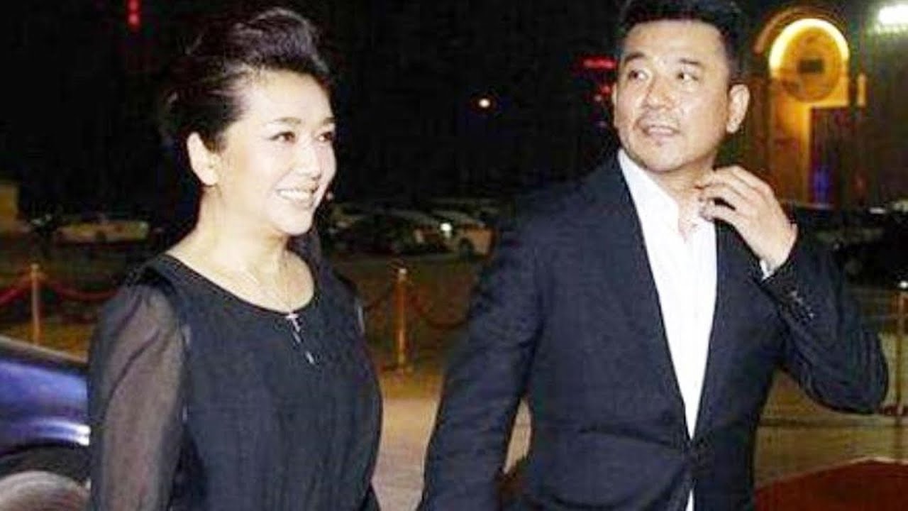 52岁江珊再遇真爱！37岁现任老公帅过前男友靳东，女儿：挺满意的