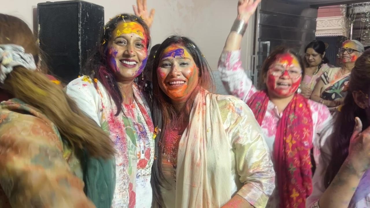 ननद भाभी ने कीर्तन में खेली ब्रज की होली | फूलो और रंगो से | Holi Special Puja |UP Vlogger Babli