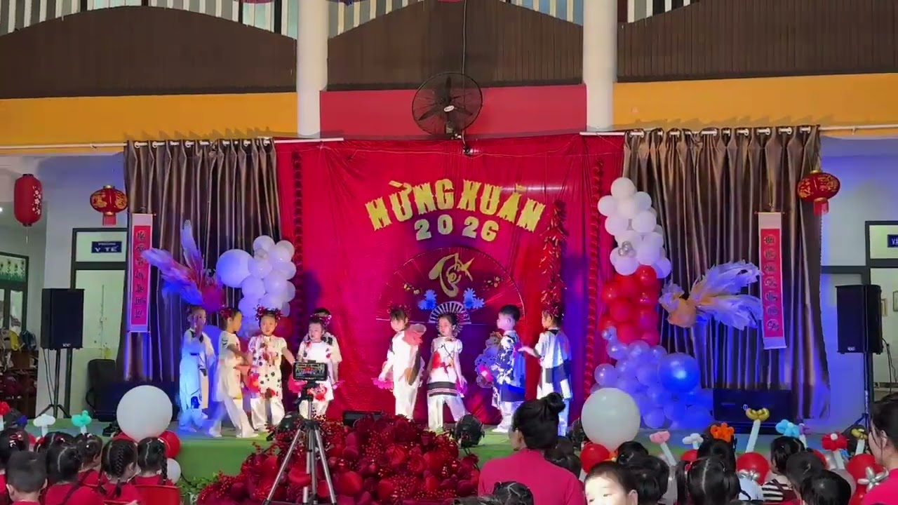Múa: Mùa xuân đầu tiên - Mickey 1