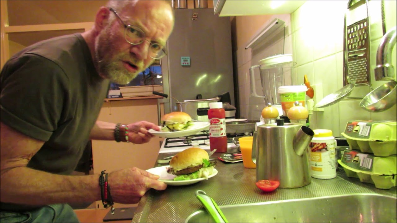 Hans doet vergelijkend warenonderzoek - Hamburger vs Vegaburger