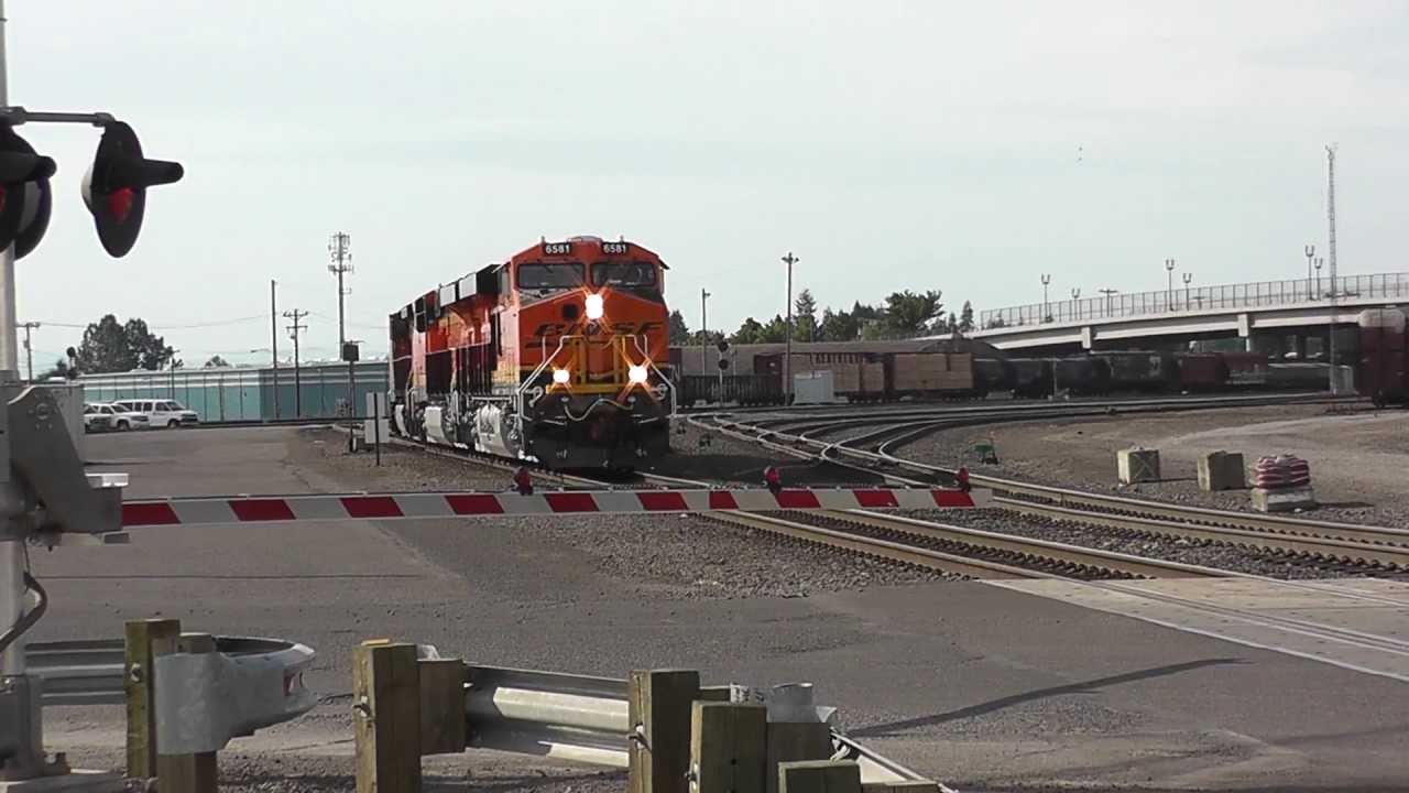 Two Brand New ES44C4 BNSF departing Vancouver, WA