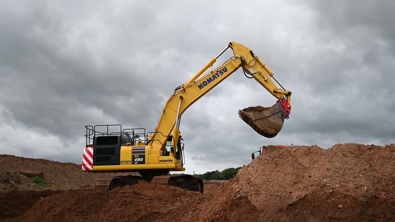 Komatsu PC490LC-11 bulk loading trucks.  #komatsu #earthmoving #quarrying