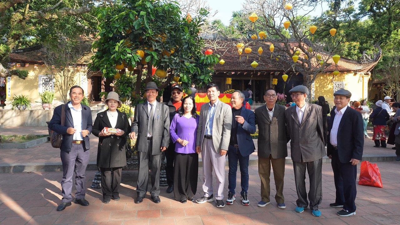 VỀ CÔN SƠN XUÂN NÀY