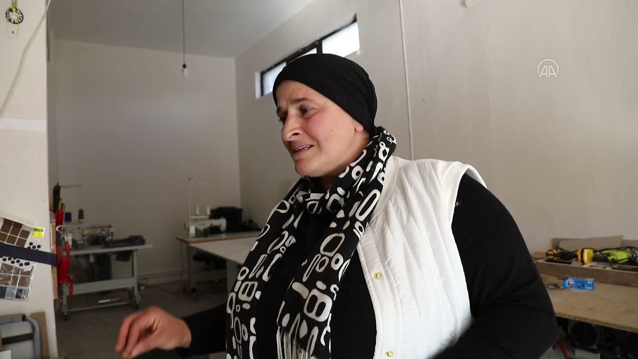 Mobilya döşeme dükkanı açan iki komşu kadın işlerini giderek büyütüyor
