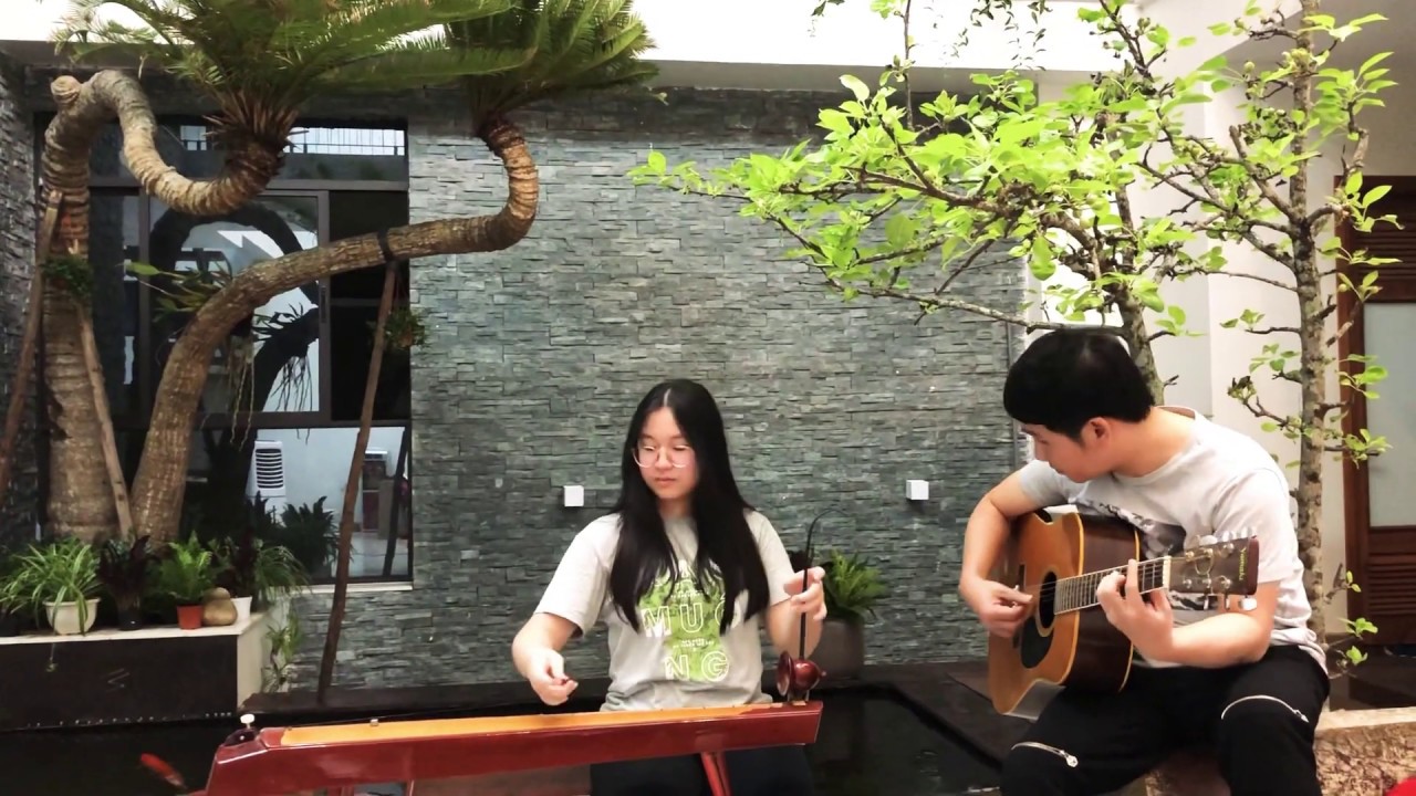 Trọng Tấn | đệm guitar c&ugrave;ng con g&aacute;i đ&aacute;nh đ&agrave;n bầu - Gặp mẹ trong mơ