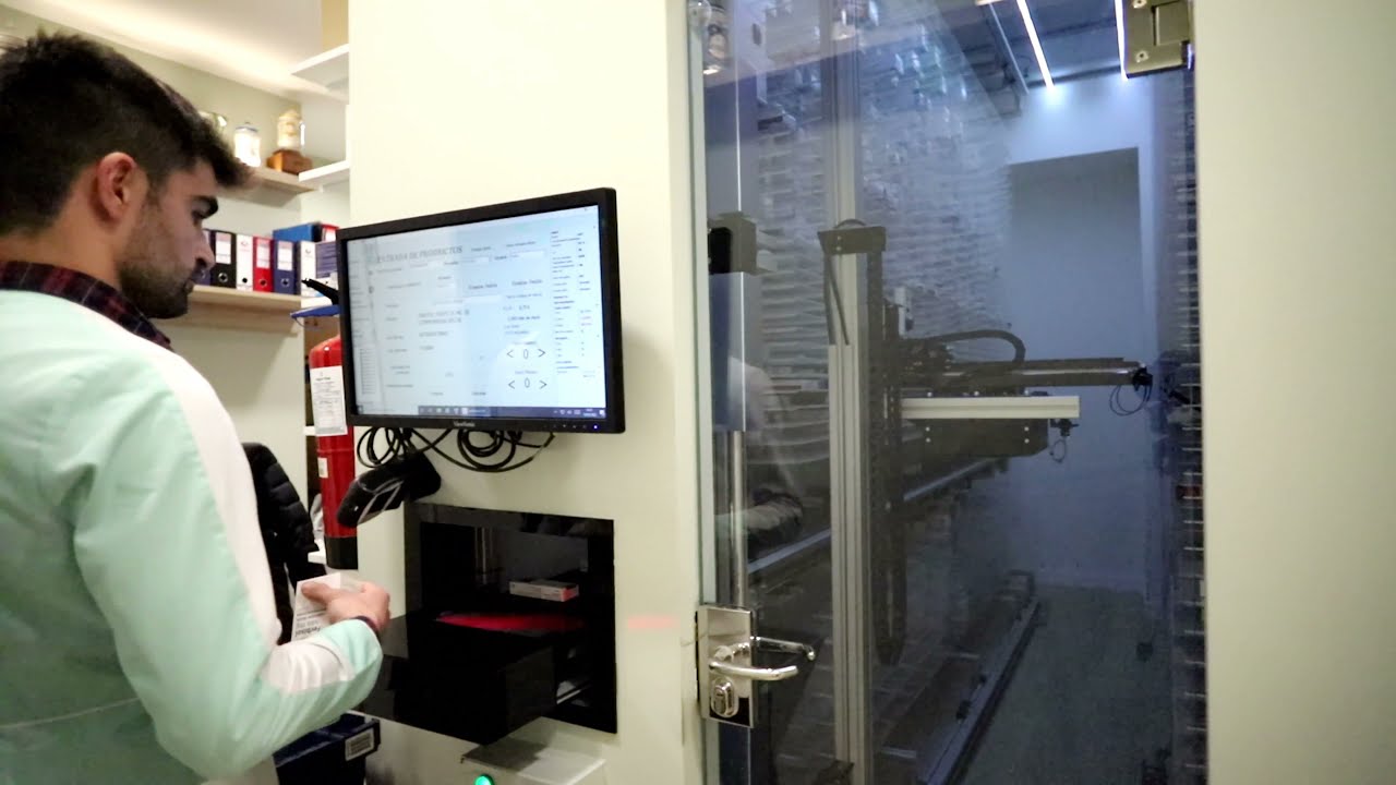 Robot de farmacia Luse con entrada frontal.