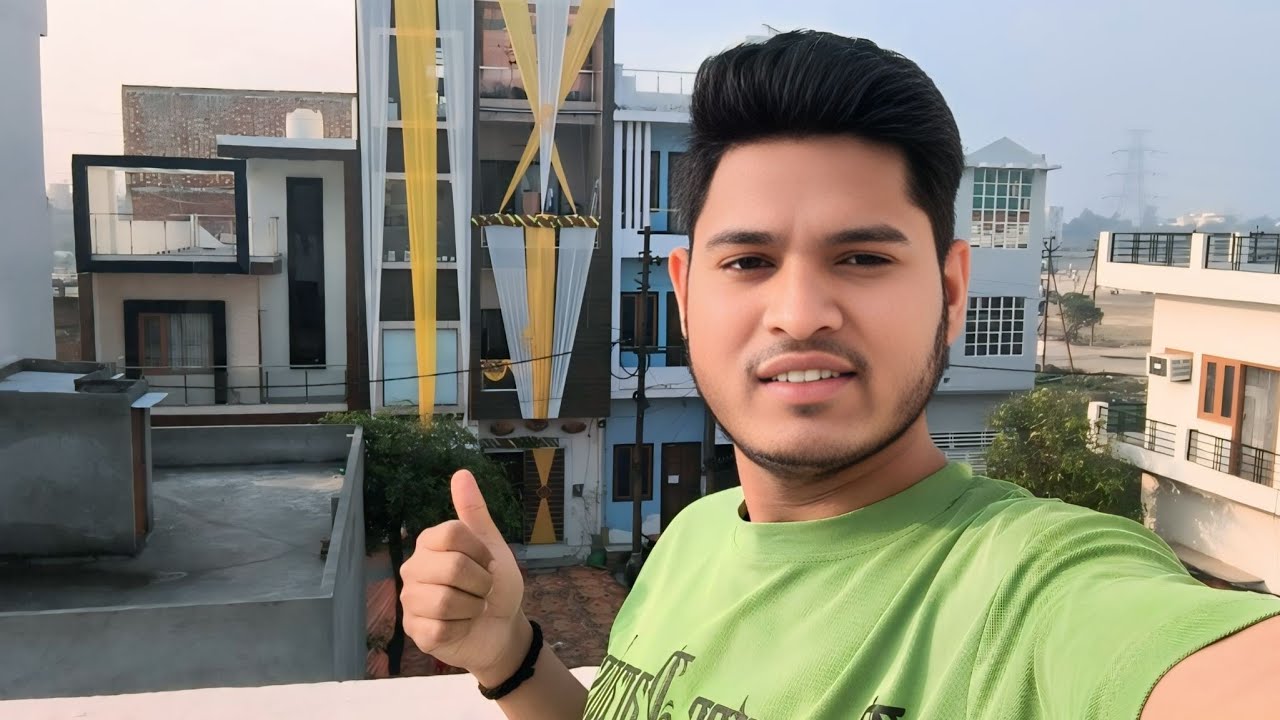 Mere Ghar Ke Bagal Main Jo Building Hai Usme Sadhi Hai Guys 👍👍😆....