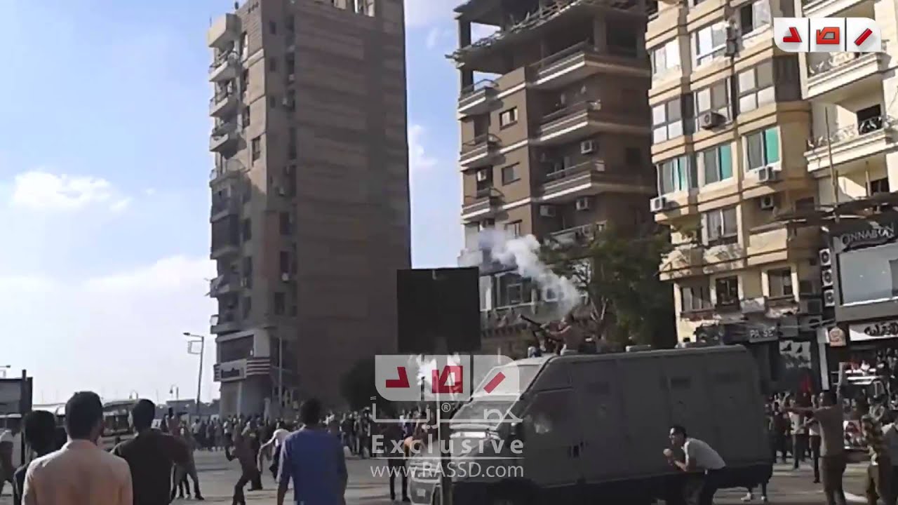 لحظة وصول قوات الأمن و اطلاق قنابل الغاز داخل جامعة المنصورة 22-10