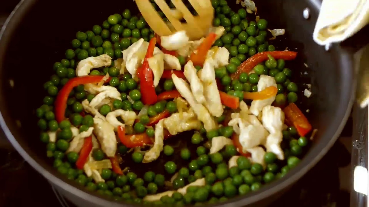 Arroz integral com frango, pimentos e ervilhas - Arroz Saludães Integral