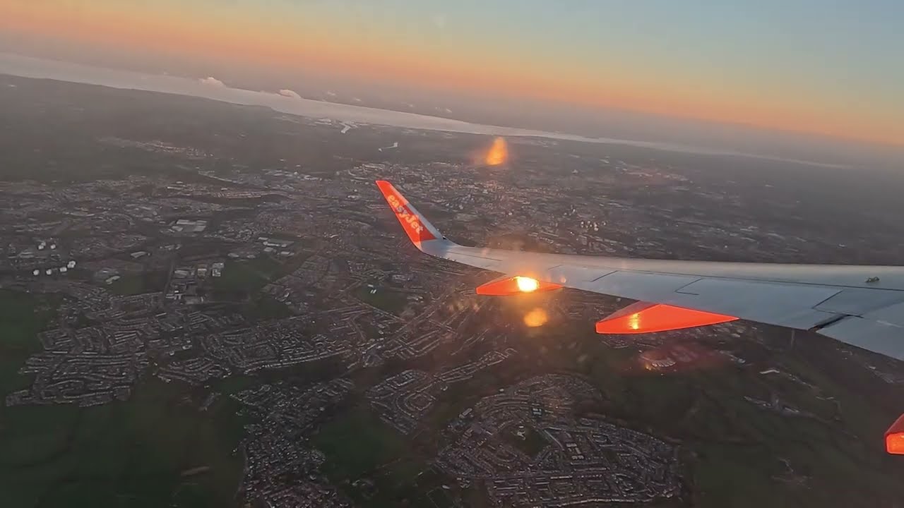 easyJet A320 Departing from Bristol Airport with a soaking wet wing! Massive spray!