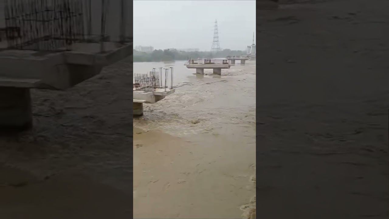 Delhi Yamuna River lohe ka pul #kejriwal #Flood in Delhi #shortvideo #viral