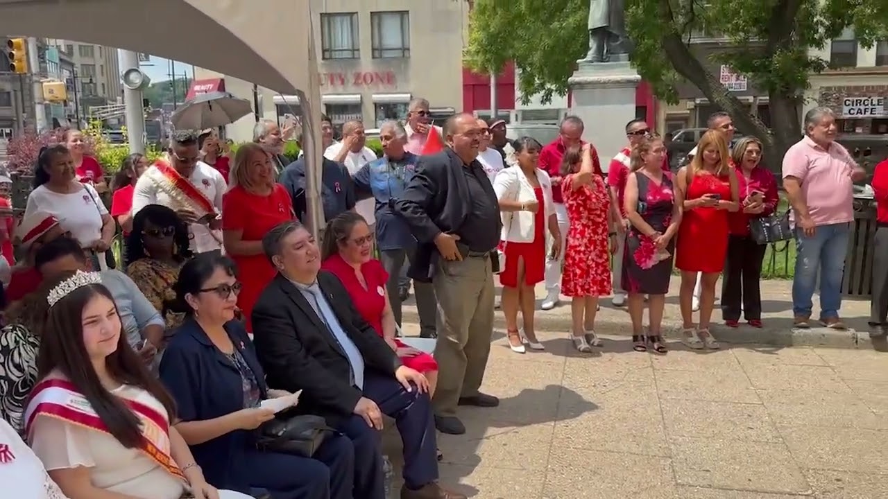 Патерсон поднял перуанский флаг в честь 203-й годовщины независимости Перу.