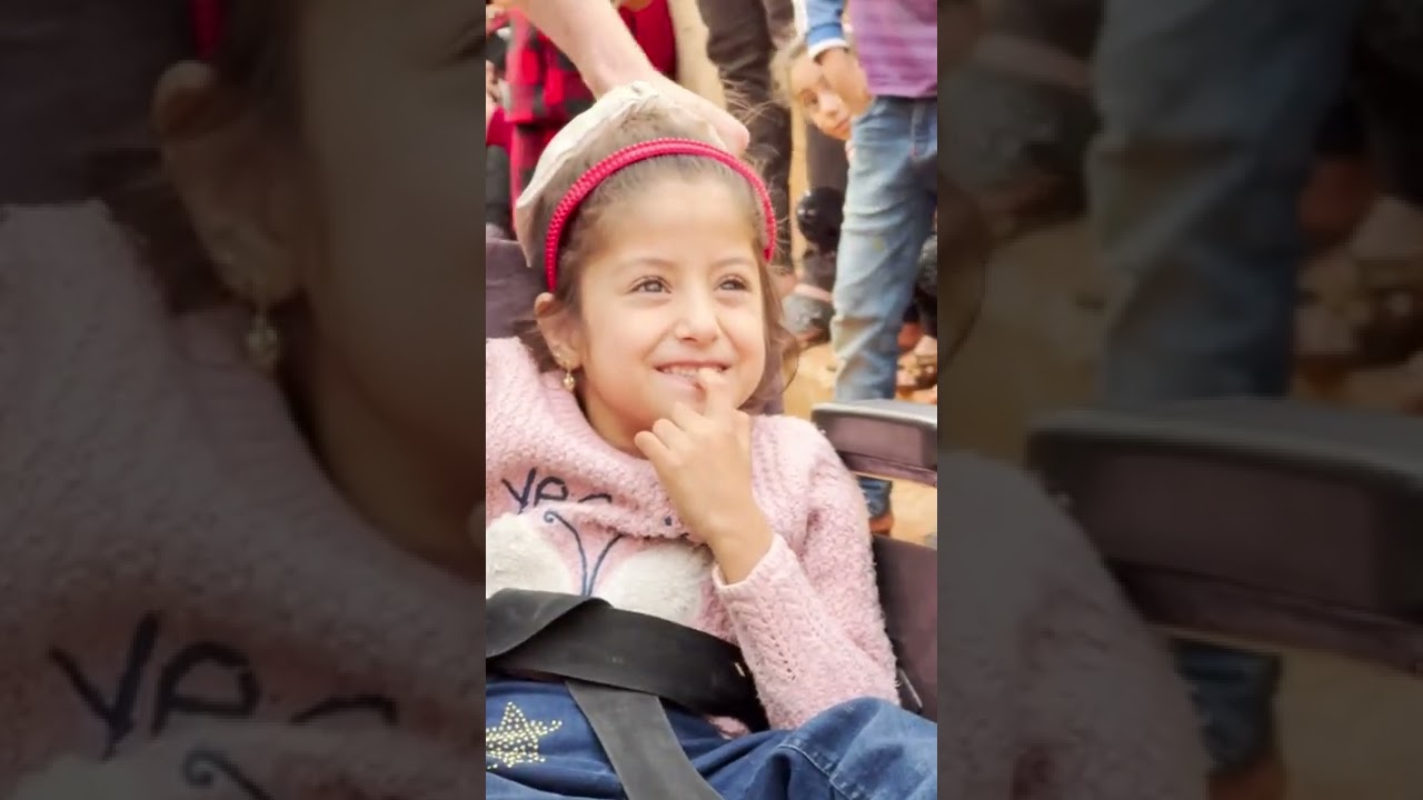 تسليم كرسي كهربائي للطفلة الجميلة مريم
