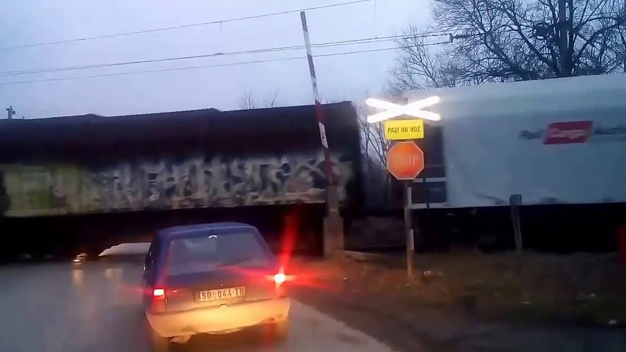 Pruzni prelaz kod Smedereva selo Ralja. Masinovodja pokazuje srednji prst.