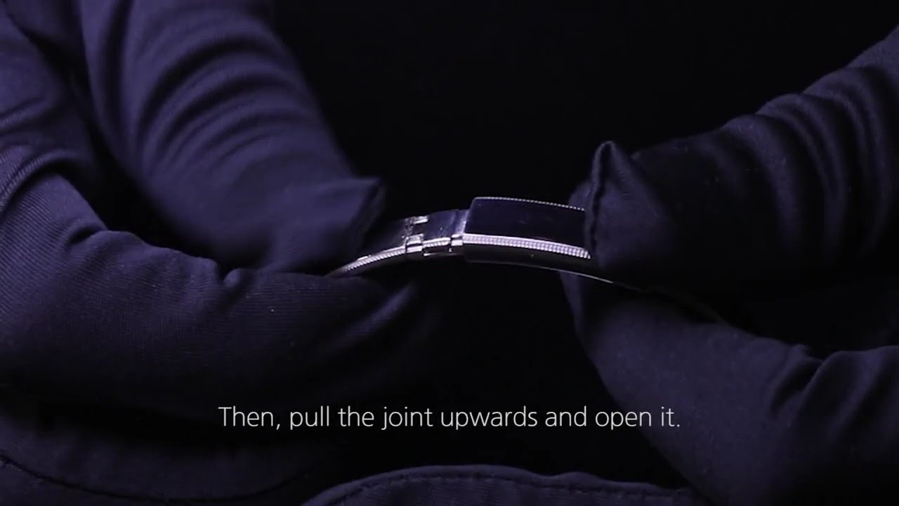 The method to wear the ByEnzo&rsquo;s Bangle Bracelet