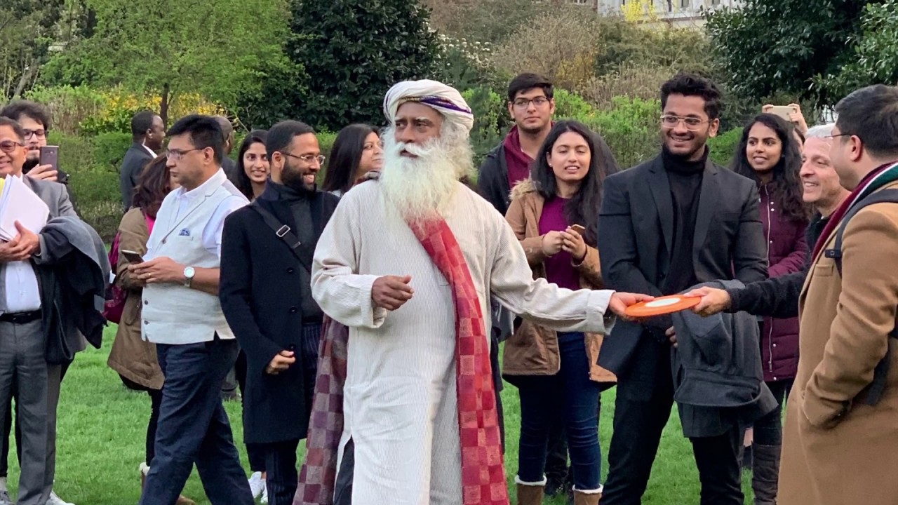 Sadhguru Playing Frisbee With LSE Students