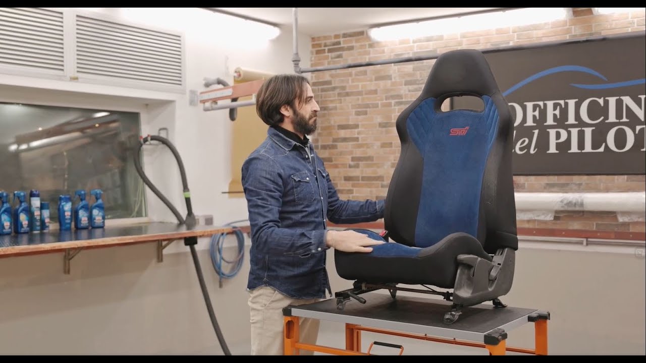 Matteo Torrisi testa il Rinnova Sedili sui sedili della sua Subaru Impreza.