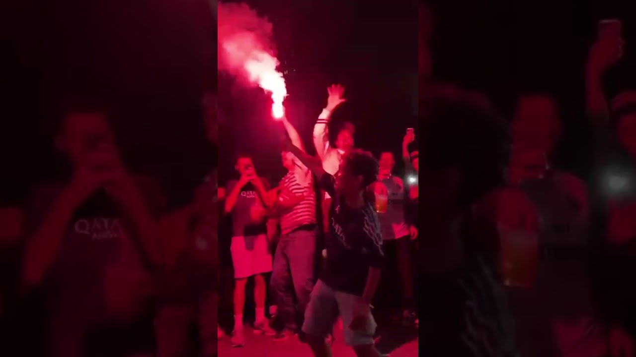 Ce jeune supporter f&ecirc;te la victoire du PSG avec des fumig&egrave;nes